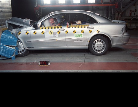 Краш тест Mercedes Benz E Class (2002)